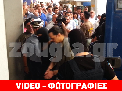 Ο Σάββας Ξηρός στα δικαστήρια Πειραιά